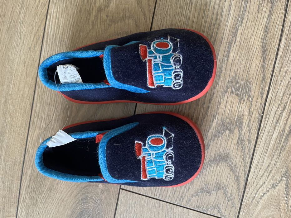 Нови пантофки с размер 23