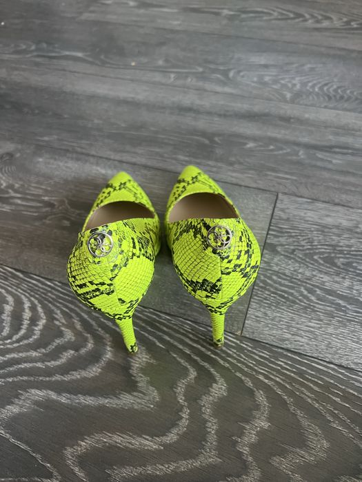 Обувки марка Guess