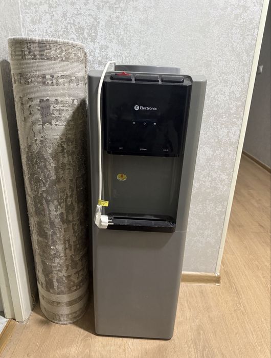 Кулер, горячая, холодная и вода комнотной температуры