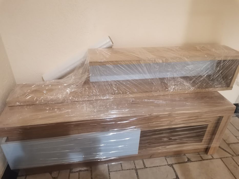 Продава се само рафта над тв шкафа