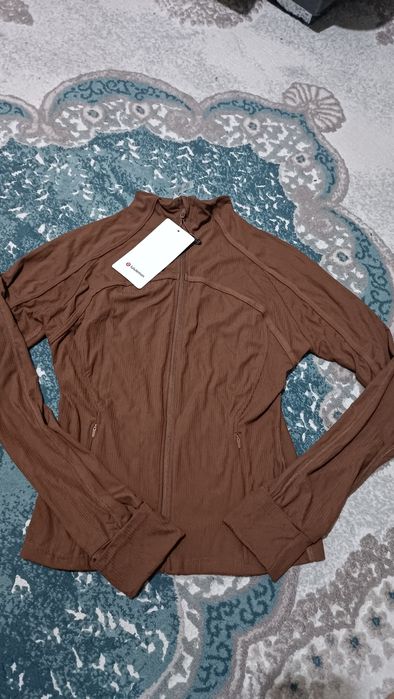 Продам кроп-топ Lulu lemon