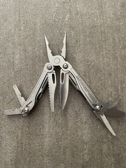 Unealta multifunctionala Leatherman Sidekick cu teaca inclusa