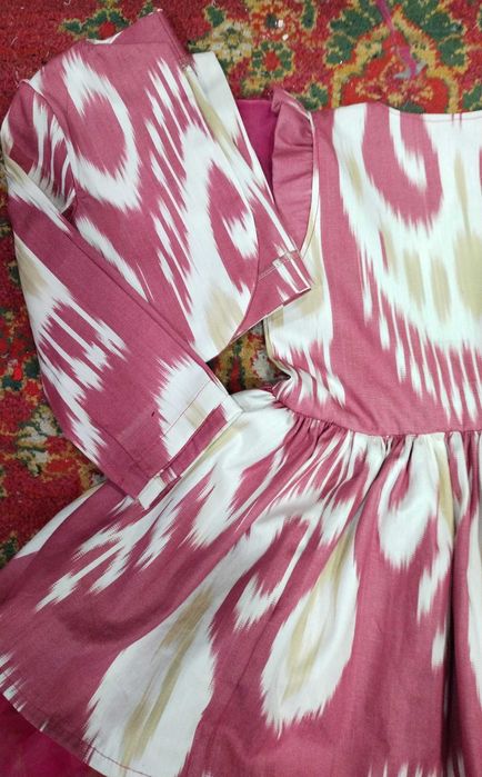 Qiz bolalar uchun adras ko'ylak kastyumi bilan