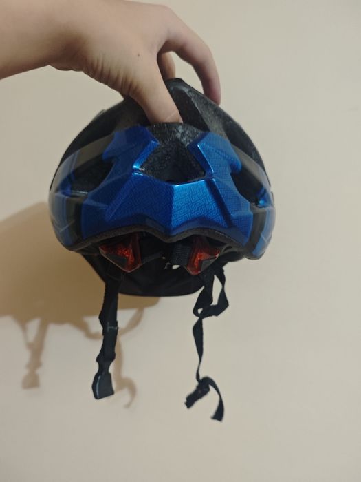 Простой шлем для безопасности во время езды