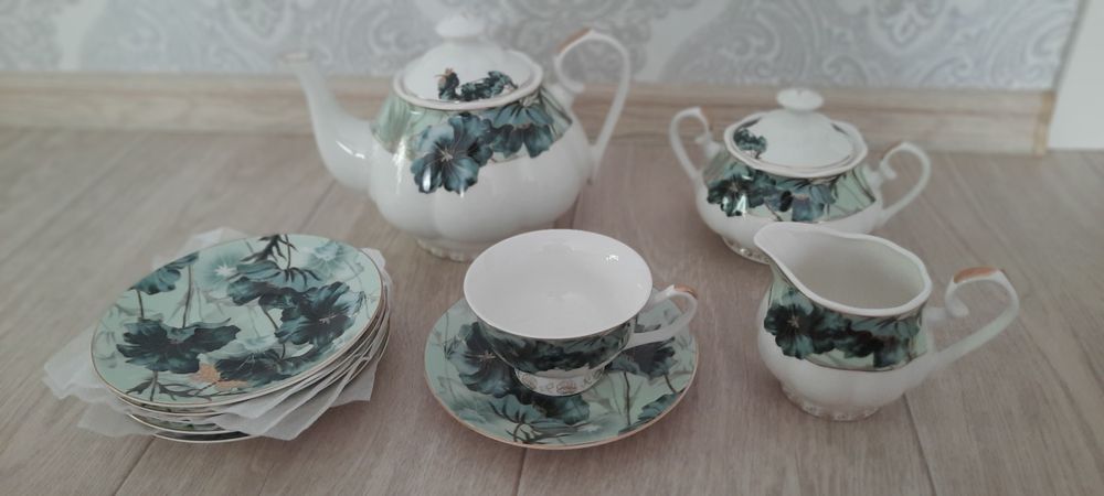 Продам фарфорный чайный сервиз