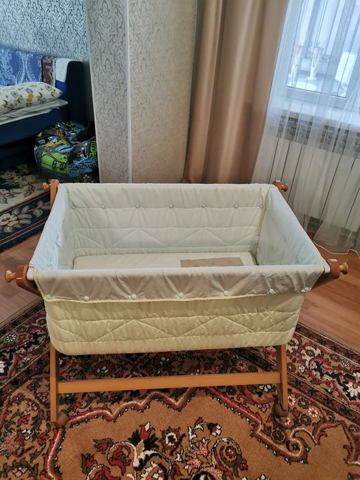 Продам кроватку на колёсиках.