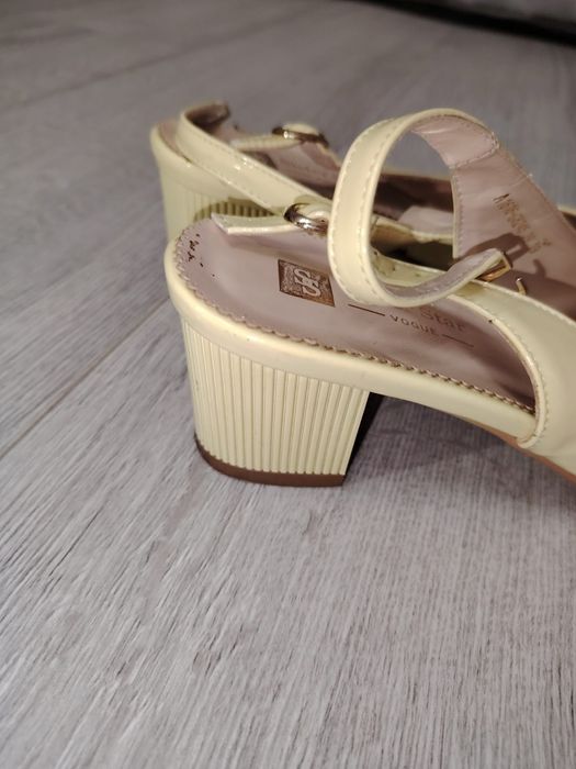 Босоножки женские