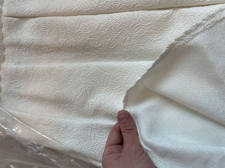 Бяла официална рокля за повод, с блестящи частици