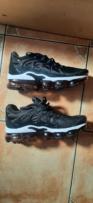 Adidasi nike air vapormax plus originali marime 40 25 cm impecabili