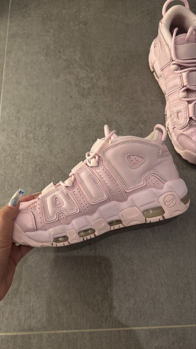 Продавам NIKE w air more uptempo