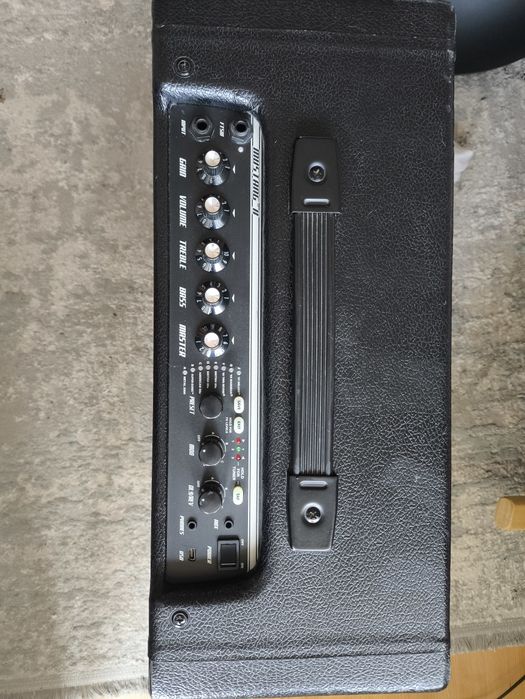 Продам комбоуселитель Fender mustang II (V.2)