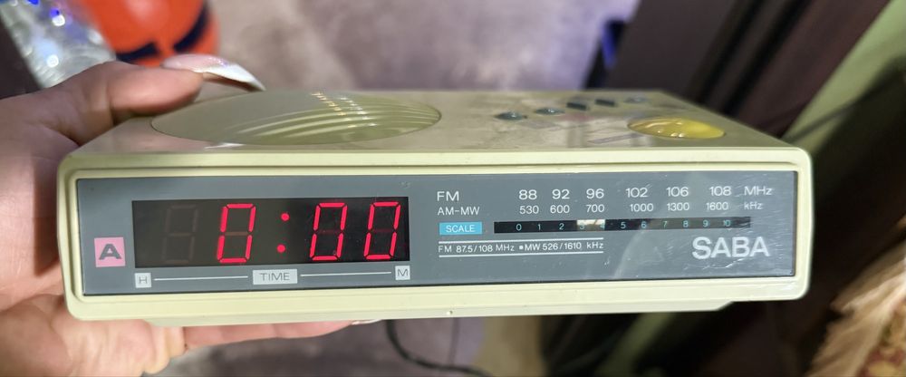 Радио-будилник SABA