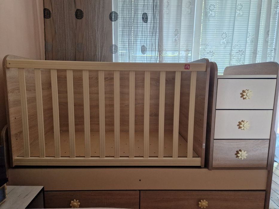 Бебешко легло-люлка
- Външни размери - 167х72х104 см
- Предназначено з