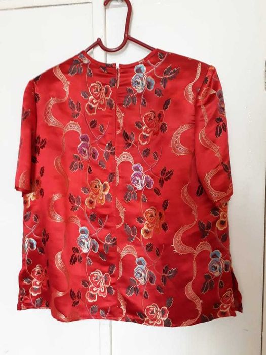 Женская одежда: костюм и блузки