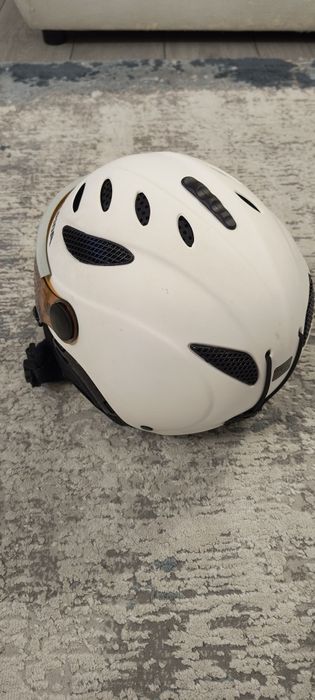 Vând cască testată pentru schi și snowboard