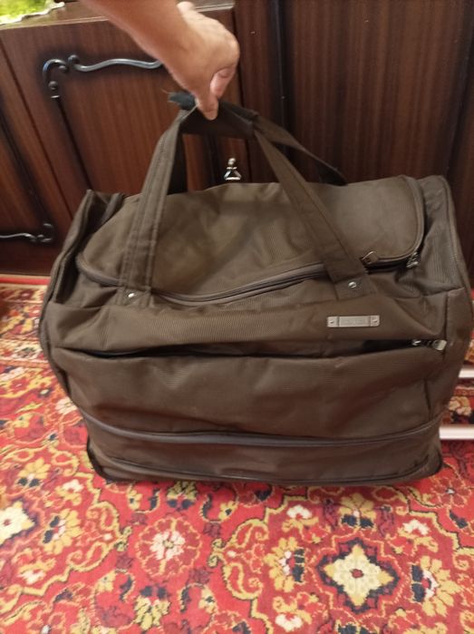 Сумка-чемодан с ручкой на колесах
