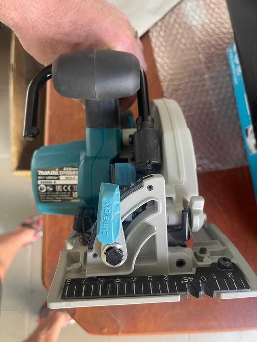 Fierăstrău circular portabil fără fir Makita DHS680Z (fără baterie/încărcător, 680 W, 18 V) - pentru piese sau reparare