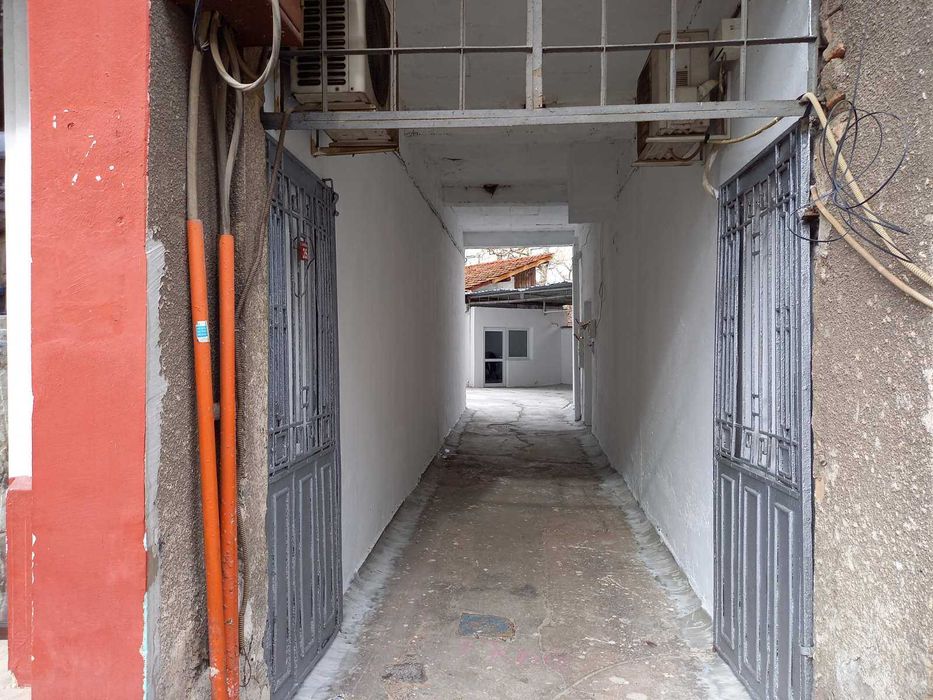 Дава се под наем Етаж от къща в Враца, Център - 45 кв.м за 178.5 € - Снимка #4