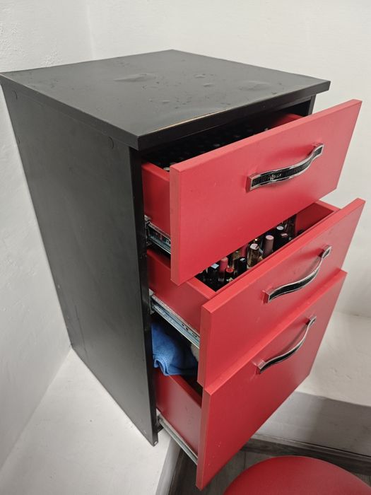 Продам тумбочку комод .