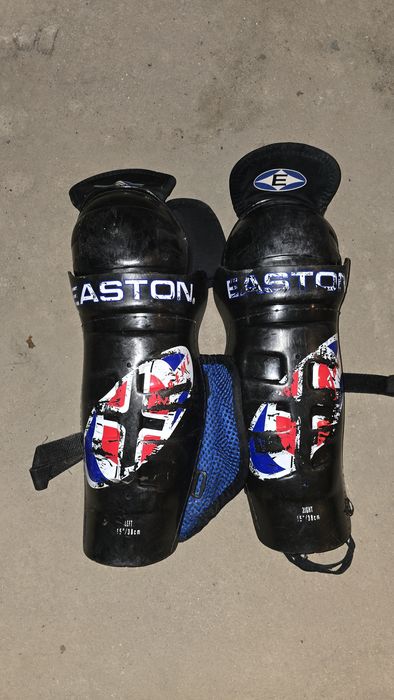 Хокеен екип: каска, ръкавици, налакътници, нагръдник, гащи,кори