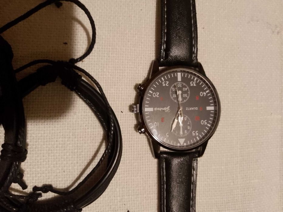 Подаръчни комлекти - часовник с 4 бр. кожени гривни