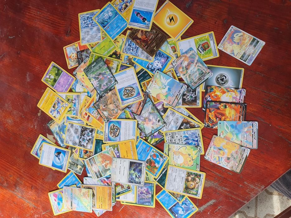 Vând/ schimb  carduri pokemon din diferite colecții.