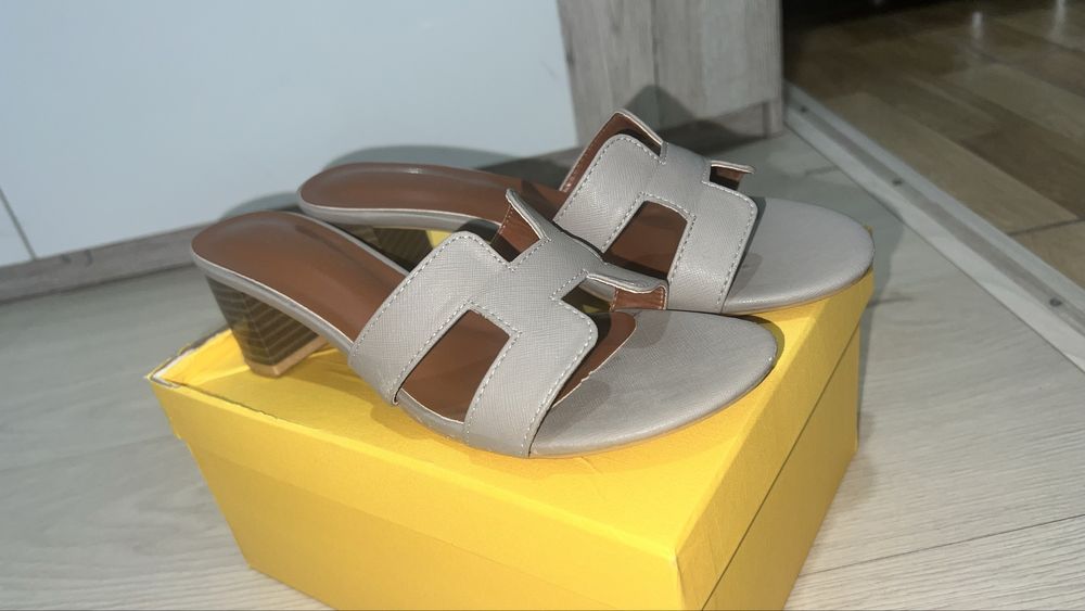 Шлепанцы на не большом каблуке Hermes