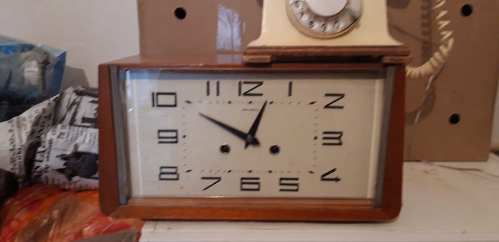 Антиквариат часы и телефон