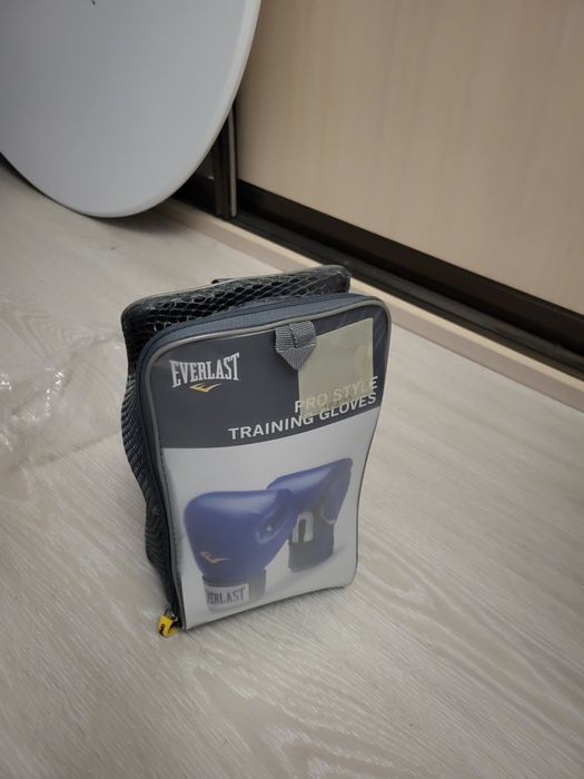 Боксерские перчатки Everlast