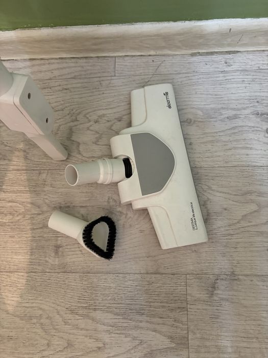 Пылесос вертикальный с тремя насадками