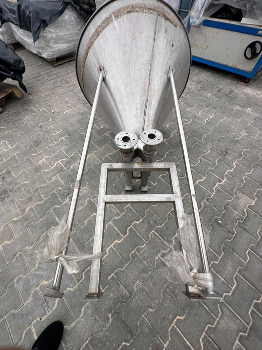 Голям кръгъл бункер, част от машина с два шнека отдолу