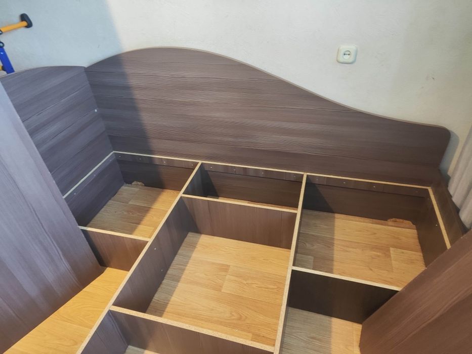 Двухспальная кровать.