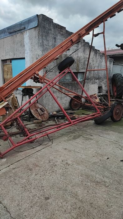 Bandă și mașinărie de cules porumb