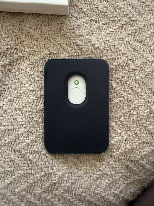 Продавам оригинален Apple MagSafe Wallet в черен цвят.