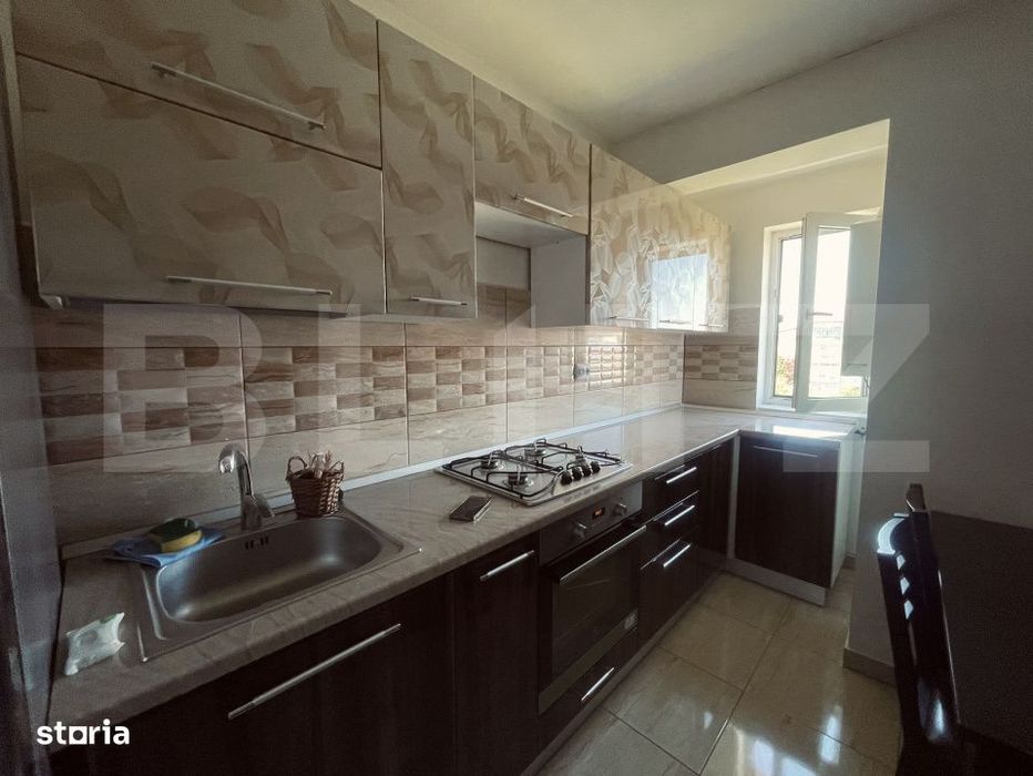 Apartament cu 3 camere, 72 mp, cu parcare, in zona Eroilor.