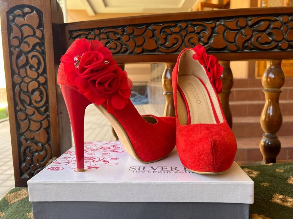 Qzil va qora tufli 1arotaba kiyilgan razmeri 38