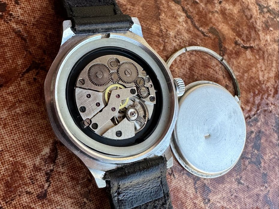 Руски механичен рьчен часовник Слава,с два датника,92-7 години