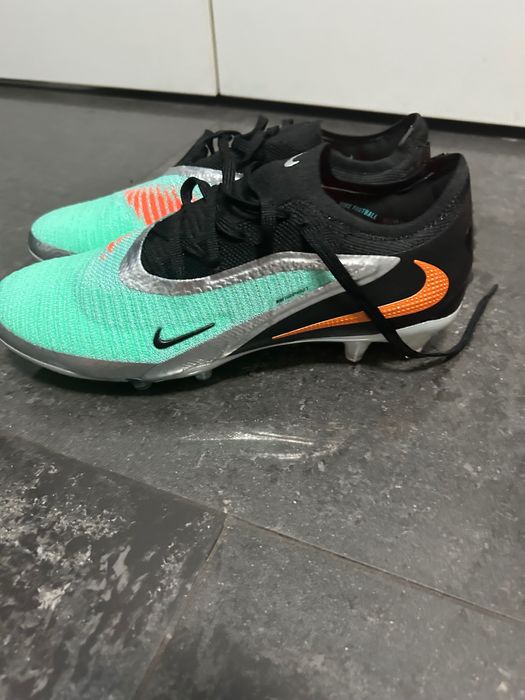 vând ghete de fotbal