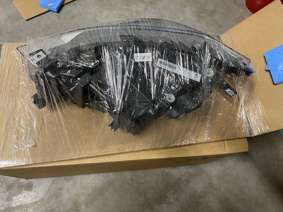 Фар Десен BMW за F34 BI XENON със завиване