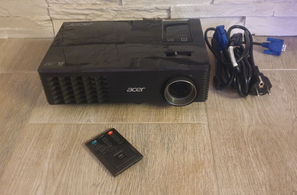 Продавам Проектор Acer x112