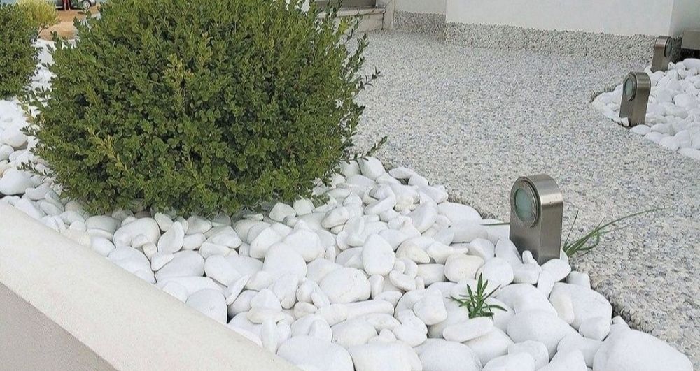 Marmură rotunjită albă și multicoloră Thassos – Bacău