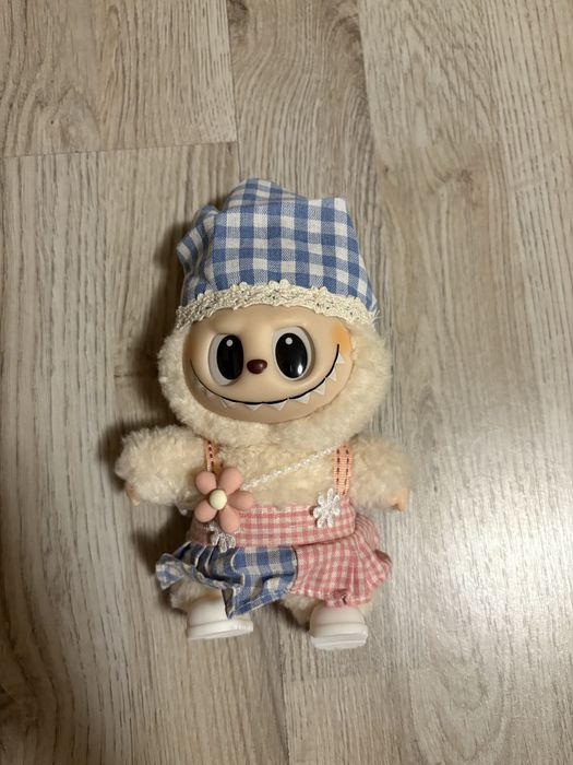 Лабубу със събличащи се дрехи