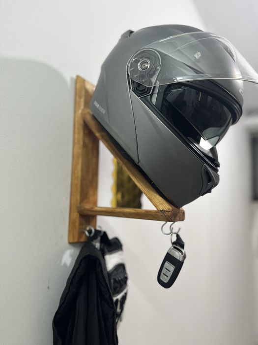 Suport Cască Moto și Echipament – Lemn Masiv de Brad, Realizat Manual
