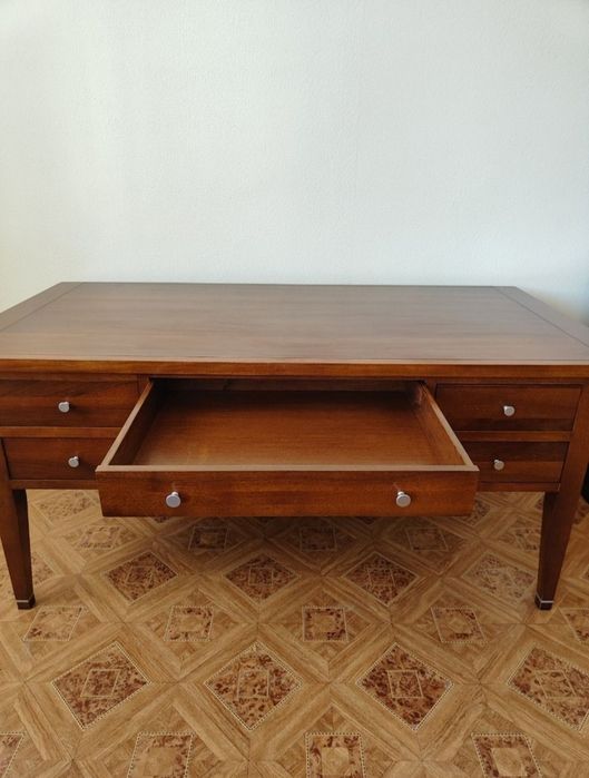 Письменный стол из красного дерева