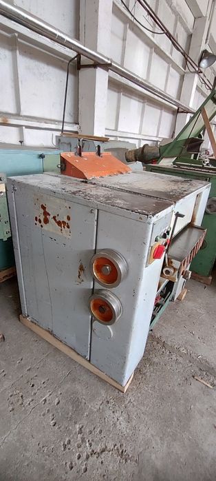Щрайхмус на 610 мм с 4 ножа и автоматично качване и сваляне на плота височина 200 мм мотор 7,5 кв