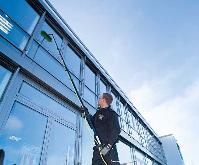 Fasadlar, oynalar va vitrajlarni sifatli yuvish xizmatlari.