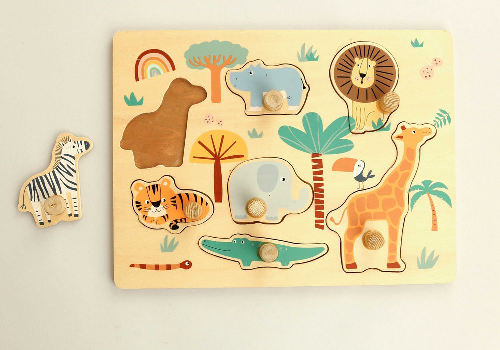 Лот от дървен пъзел пчела и дървен сортер с любимите животни.