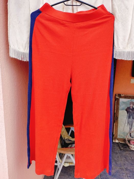 Pantaloni casual damă Pull&Bear – Roșii cu dungi laterale albastre – Mărime S