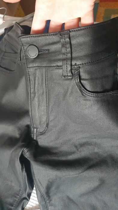 Pantaloni S/M C&A elastici, efect piele, stare foarte buna