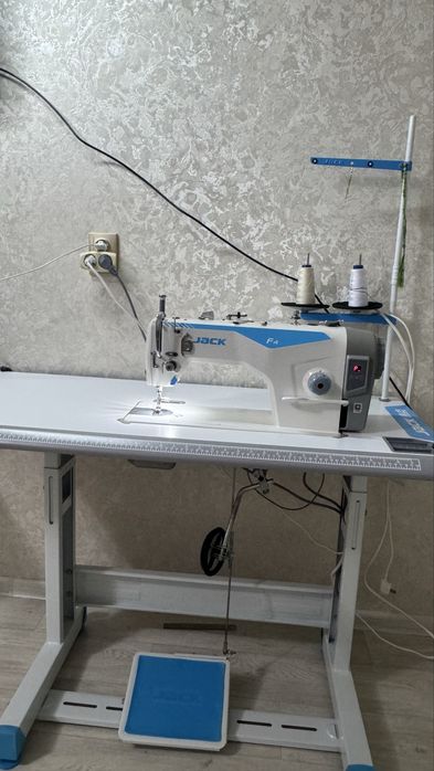 Продам промышленную швейную машину Jack F4-H комплект!